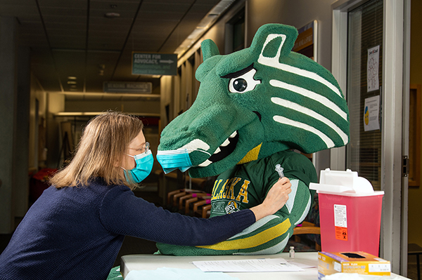 ɫƬ's Spirit gets his COVID-19 vaccination at the Student Health and Counseling Center in Rasmuson Hall.