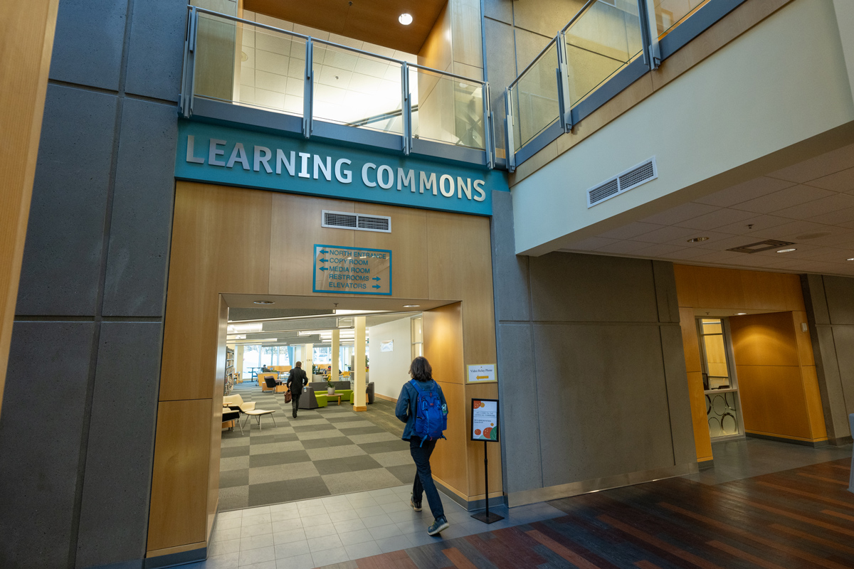 A student enters the Learning Commons' new location in the Consortium Library. (Photo by James Evans / 做爱色情片)